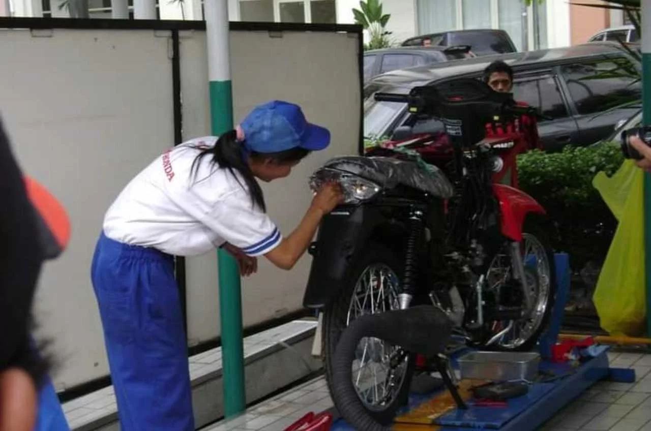 Wanita Hebat Di Balik Bengkel Motor Honda AHASS