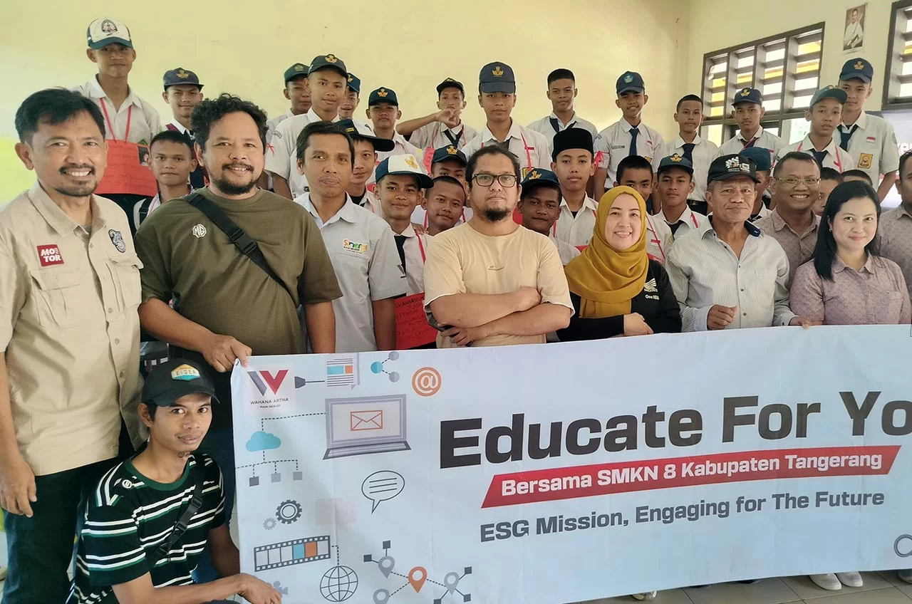 Educate For You: Membangun Literasi Digital Di SMK Negeri 8 Kab. Tangerang