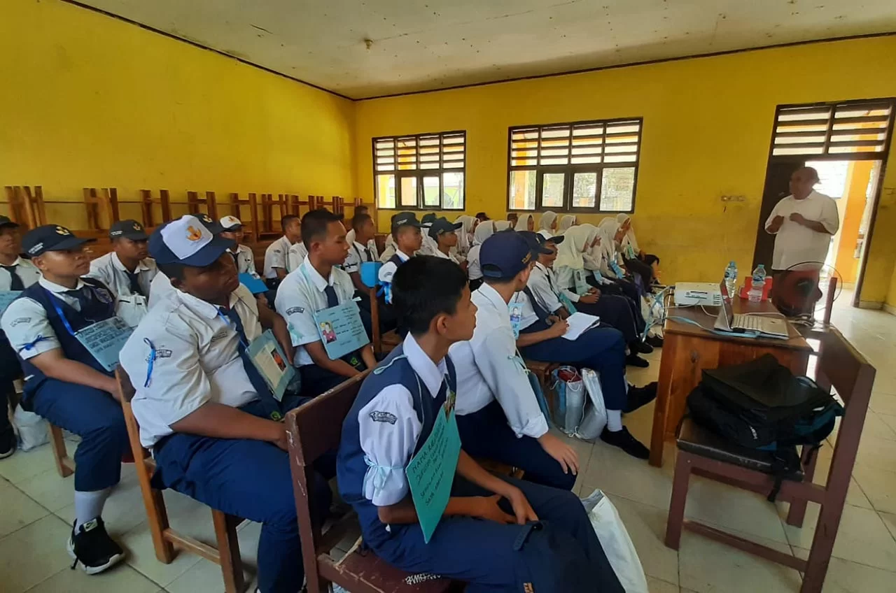 Educate For You: Membangun Literasi Digital Di SMK Negeri 8 Kab. Tangerang