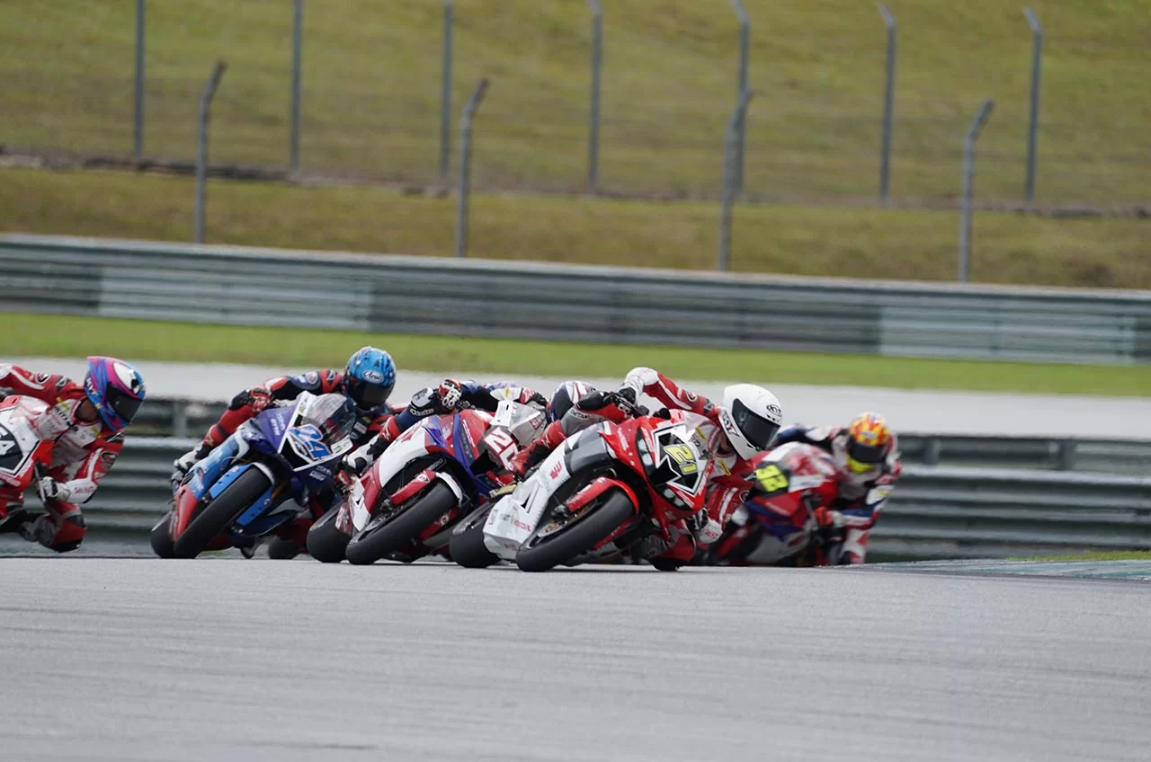 Podium Dari Adenanta Putra Dan Veda Ega Pratama Di Sepang Untuk Astra Honda Racing Team