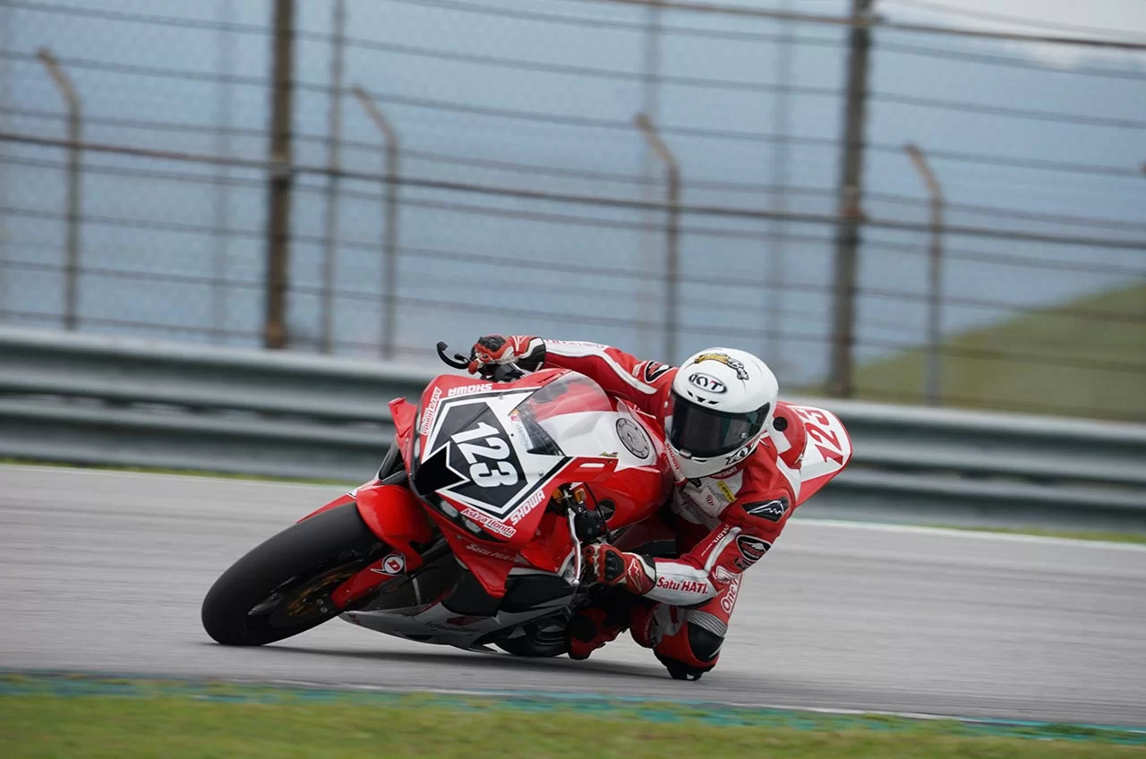 Podium Dari Adenanta Putra Dan Veda Ega Pratama Di Sepang Untuk Astra Honda Racing Team