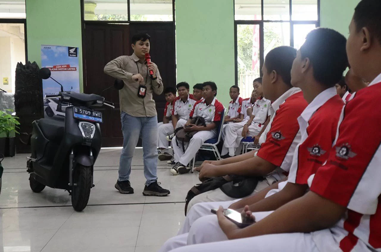 SMK Taman Siswa 2 Dapat Edukasi Motor Listrik Lewat Astra Honda Berbagi Ilmu (AHBI) 2024