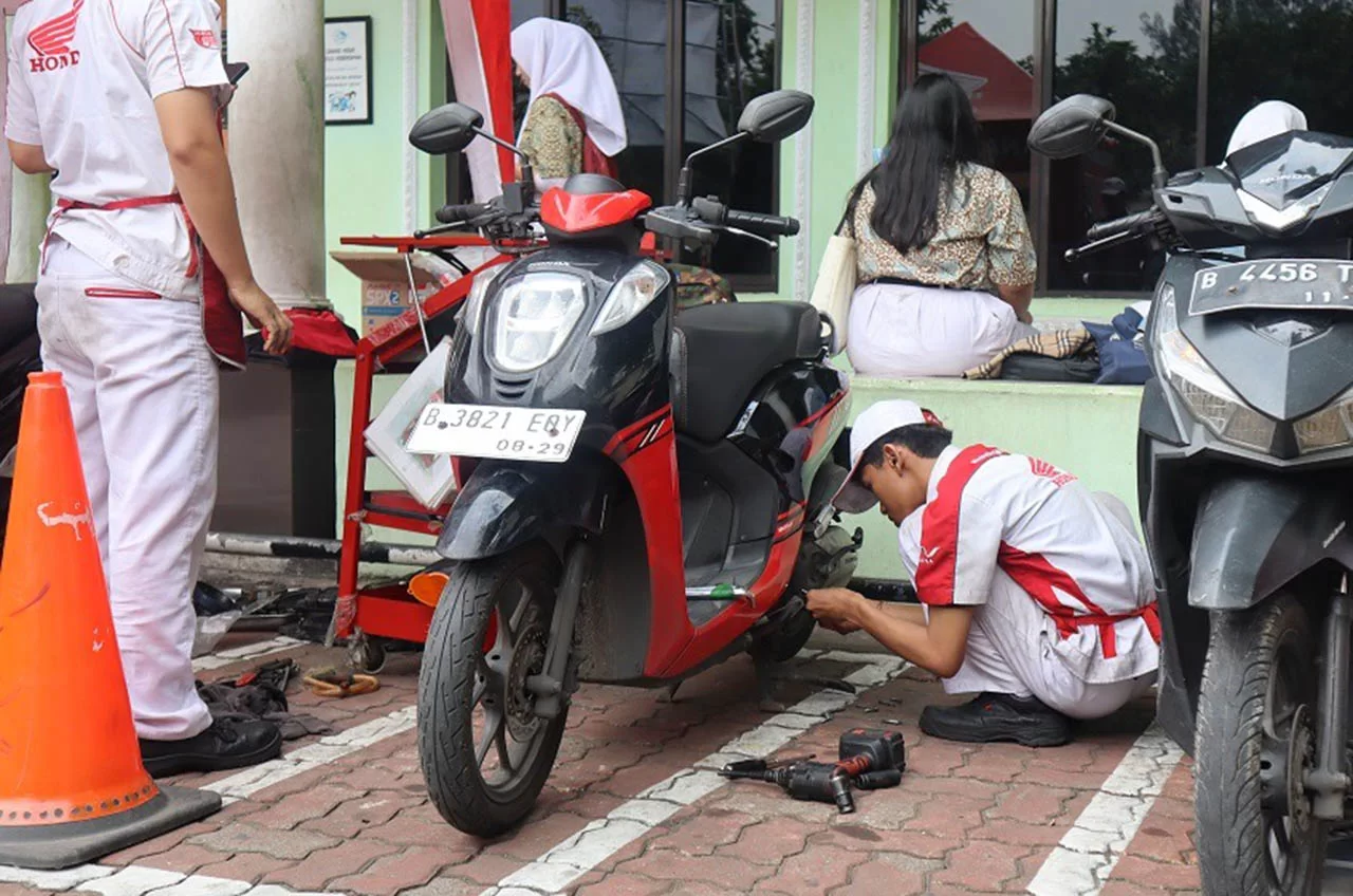 SMK Taman Siswa 2 Dapat Edukasi Motor Listrik Lewat Astra Honda Berbagi Ilmu (AHBI) 2024