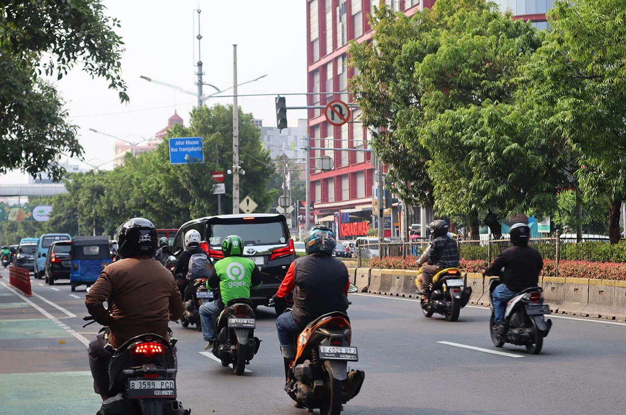 Perhatikan Rambu Lalu Lintas Dan Kendaraan Prioritas Demi Keselamatan Di Jalan #Cari_Aman