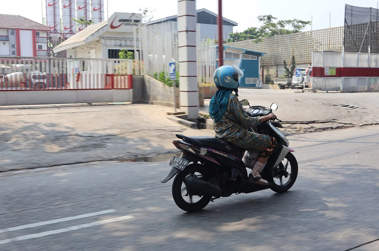 Jangan Asal Gas, Pengendara Wanita Harus Tetap Dahulukan Keselamatan #Cari_Aman Saat Di Jalan