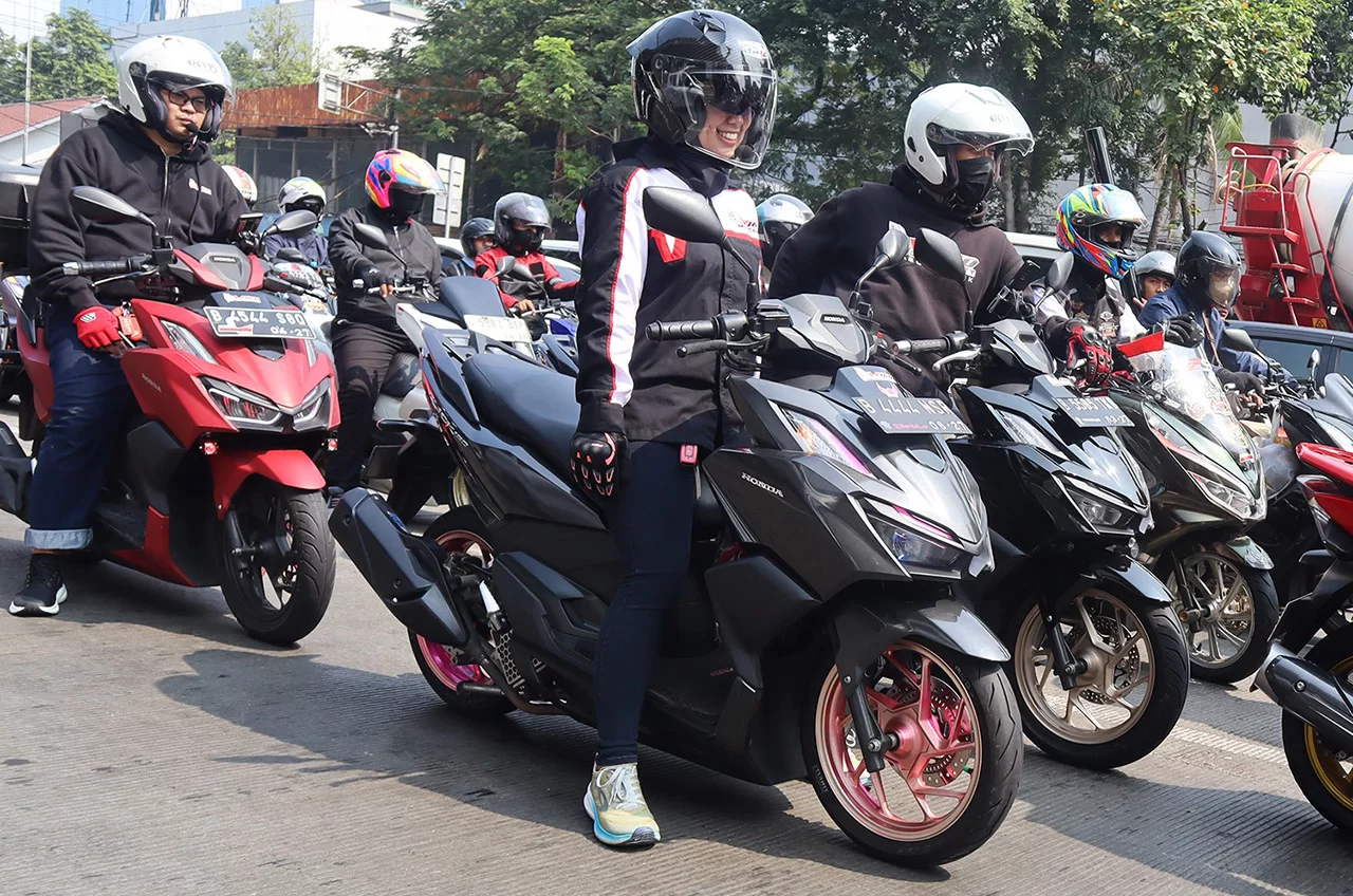 Jangan Asal Gas, Pengendara Wanita Harus Tetap Dahulukan Keselamatan #Cari_Aman Saat Di Jalan