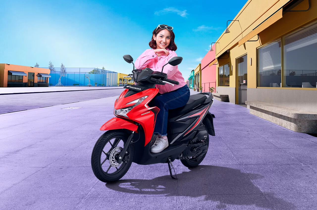 Cara Aman Naik Motor Untuk Para Ladies Bertubuh Mungil