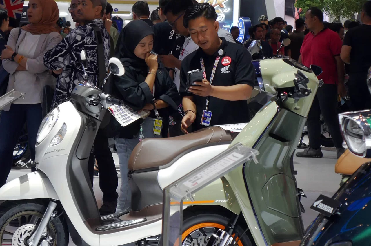 Pengunjung Antusias Di Booth Honda IMOS 2024, Sekaligus Rasakan Sensasi Berkendara Honda EM1