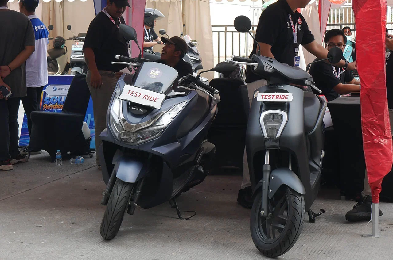 Pengunjung Antusias Di Booth Honda IMOS 2024, Sekaligus Rasakan Sensasi Berkendara Honda EM1