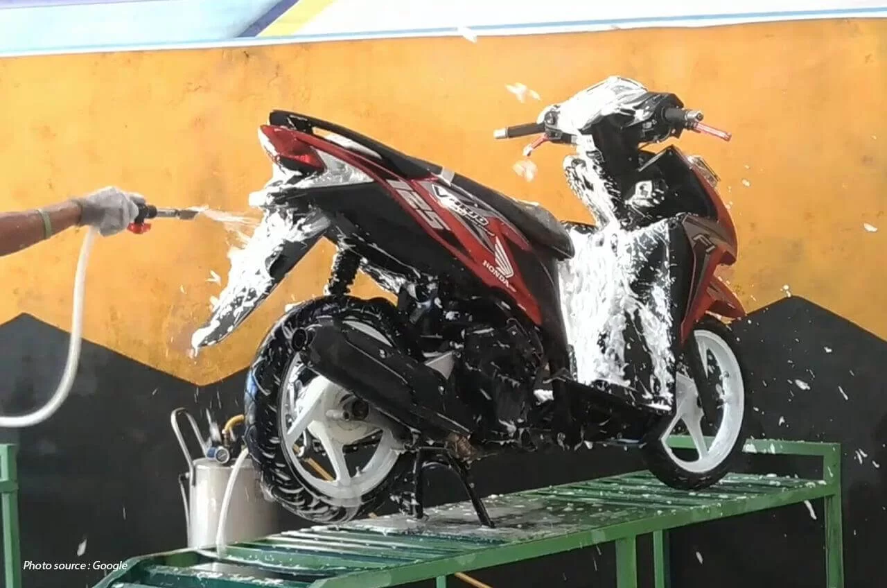 Ini Alasan Jangan Gunakan Air Bertekanan Tinggi Untuk Mencuci Motor