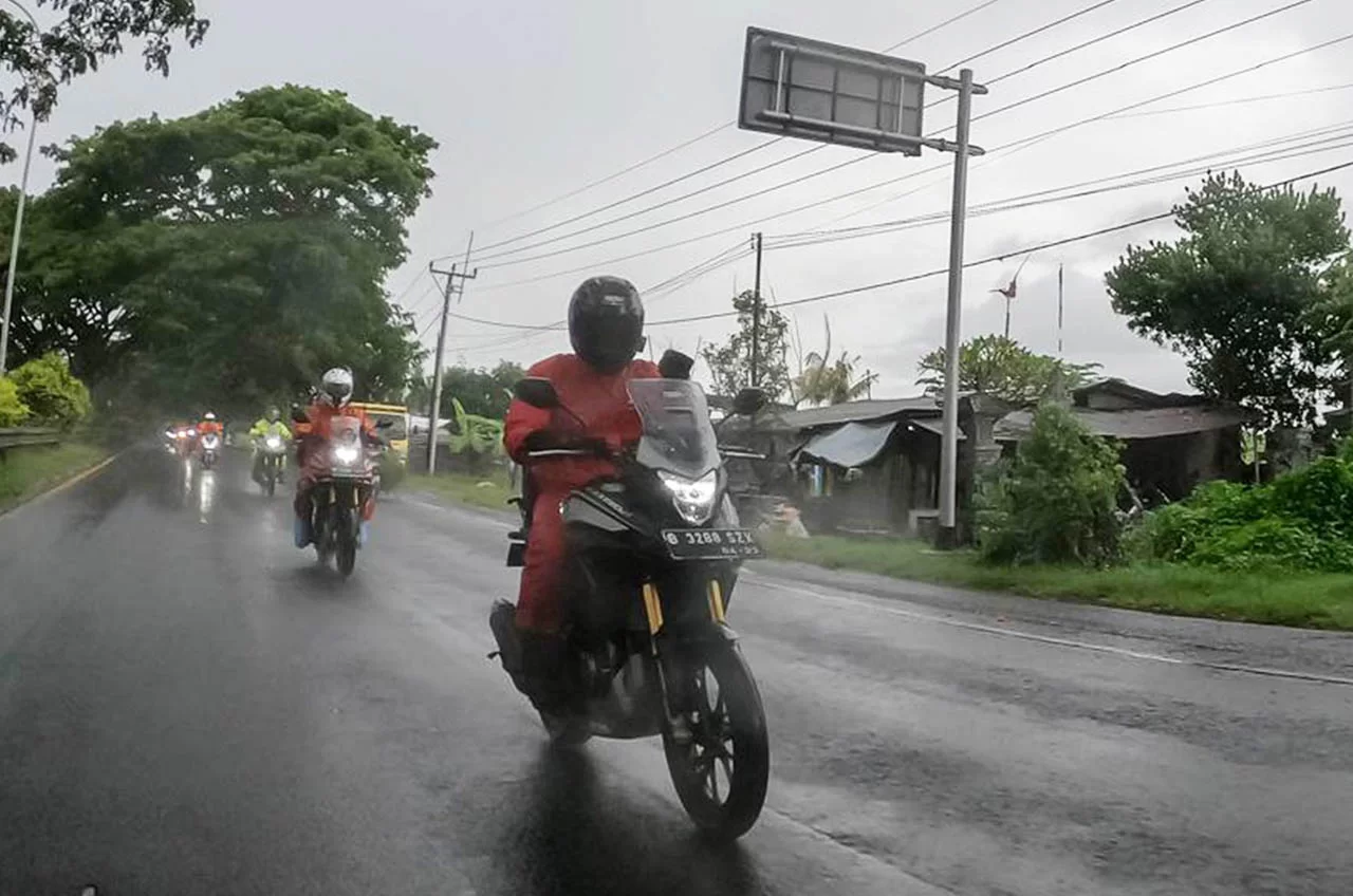 Pemotor Tetap Harus #Cari_Aman Di Musim Hujan Dan Jangan Asal Berhenti Di Pinggir Jalan