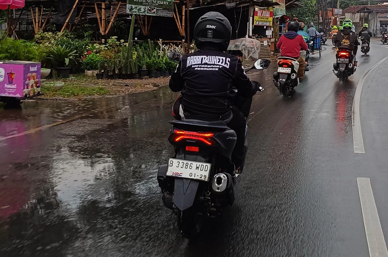 Pemotor Tetap Harus #Cari_Aman Di Musim Hujan Dan Jangan Asal Berhenti Di Pinggir Jalan