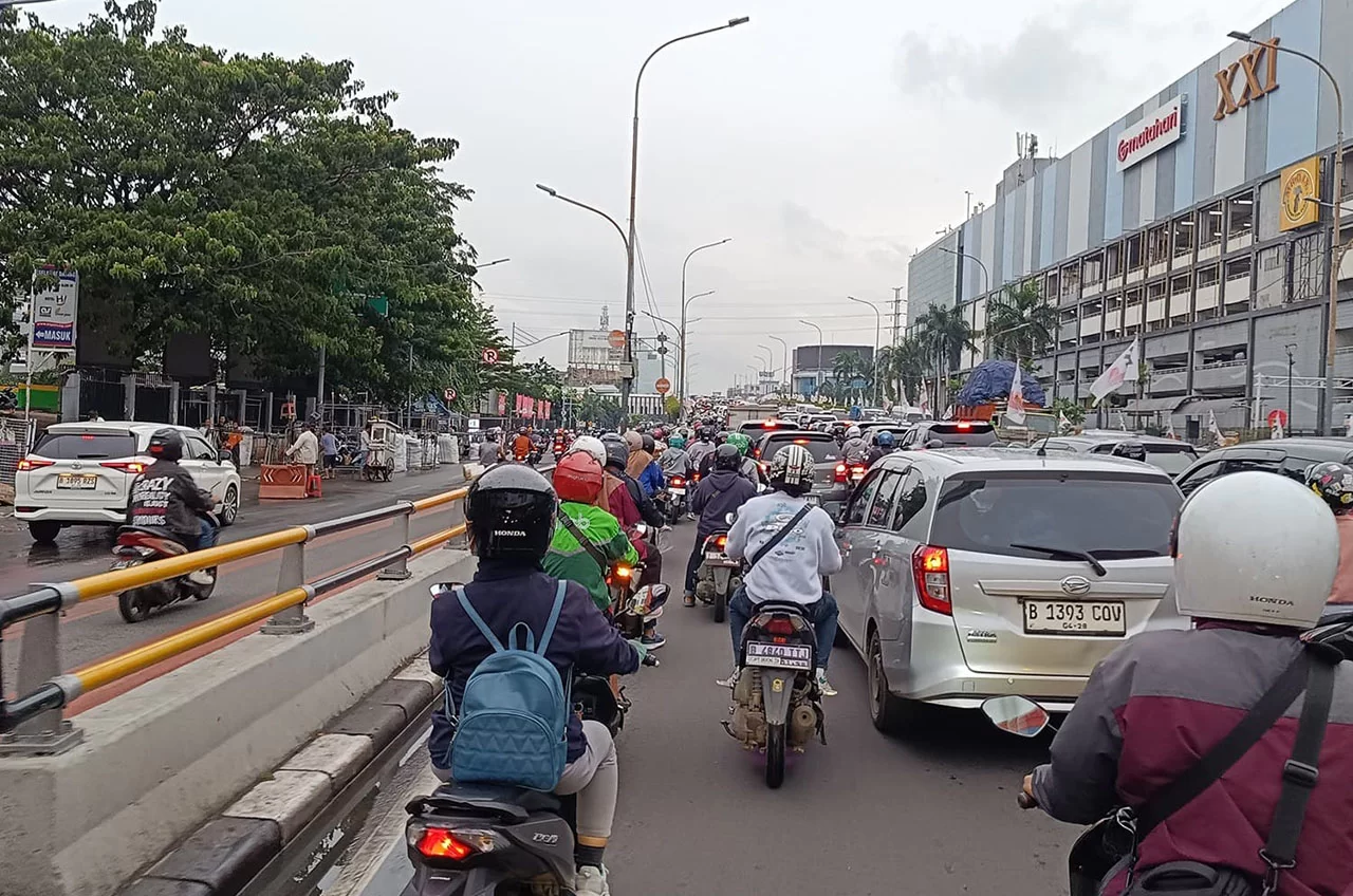 Tips Berkendara Di Kemacetan Dengan Sepeda Motor, Tetap Tenang Dan #Cari_Aman