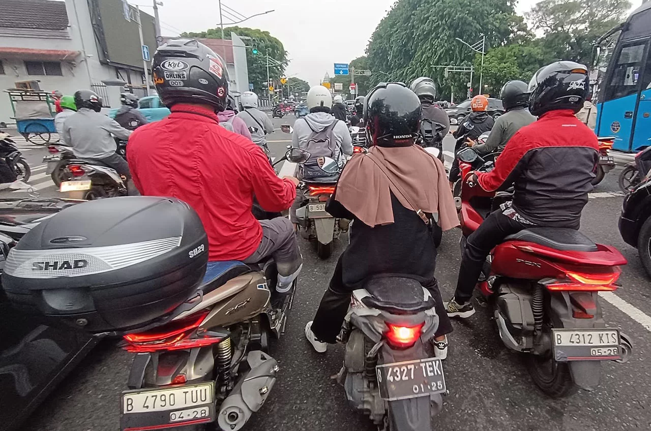 Tips Berkendara Di Kemacetan Dengan Sepeda Motor, Tetap Tenang Dan #Cari_Aman