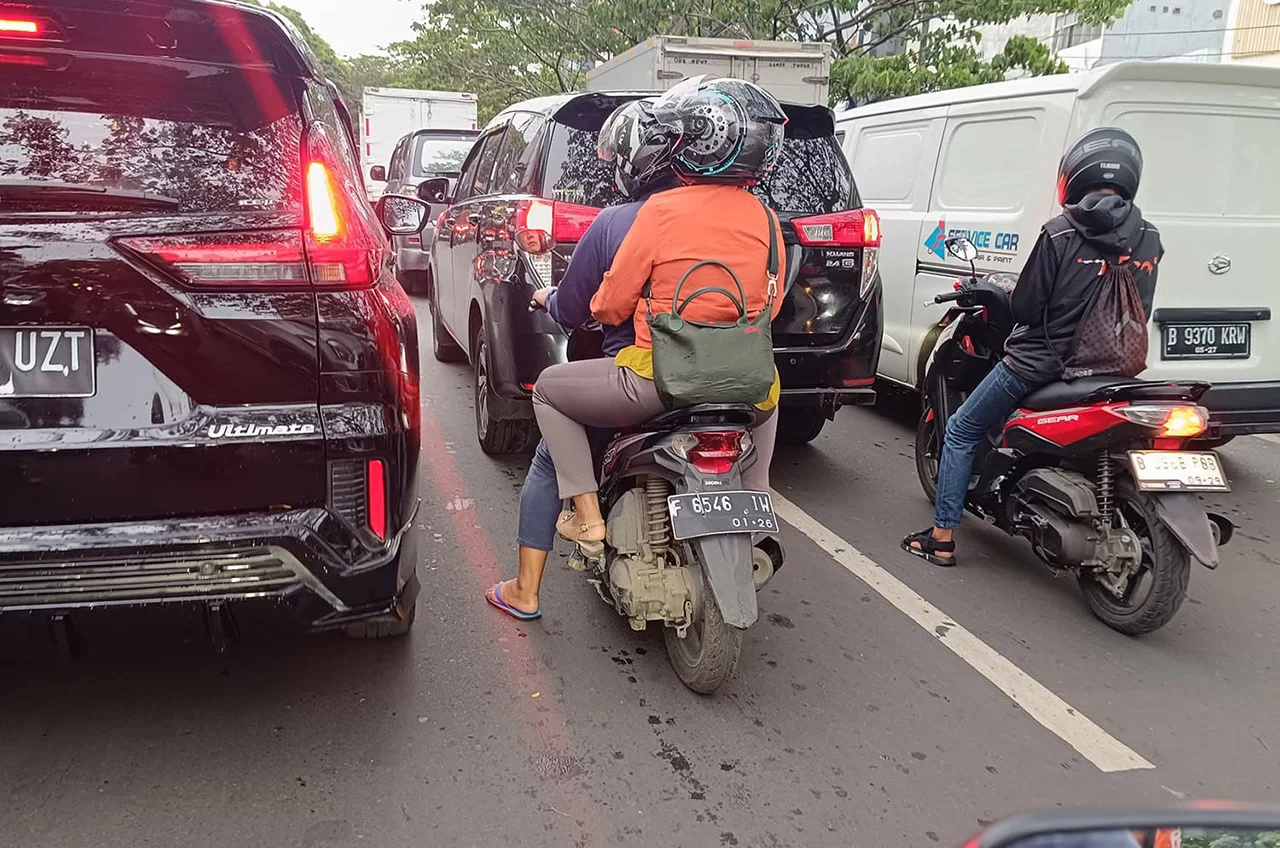 Tips Berkendara Di Kemacetan Dengan Sepeda Motor, Tetap Tenang Dan #Cari_Aman